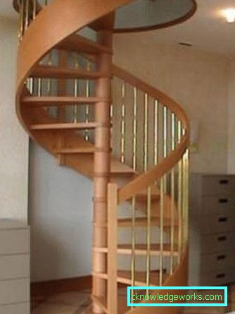 Holzwendeltreppe mit 140 Stufen