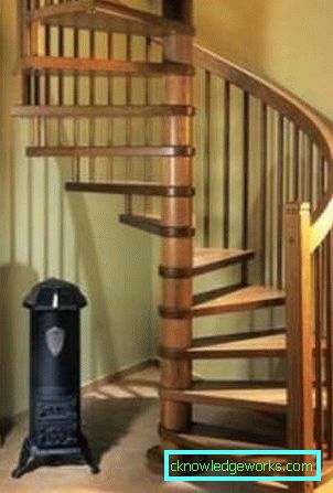 Holzwendeltreppe mit 140 Stufen