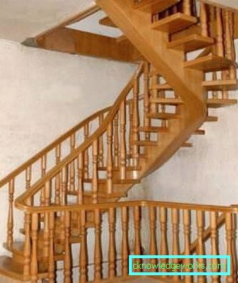 Holzwendeltreppe mit 140 Stufen
