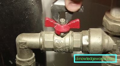 Ersetzen Sie die Patrone im Mixer Ersetzen Sie die Patrone im Mixer
