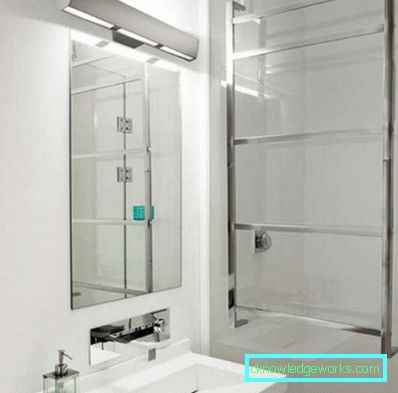 Beleuchteter Spiegel im Badezimmer