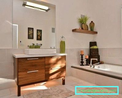 Beleuchteter Spiegel im Badezimmer