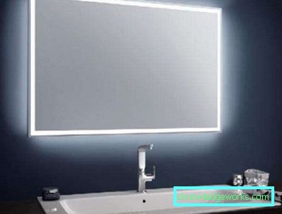 Beleuchteter Spiegel im Badezimmer